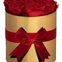 Кутия с 7 изкуствени рози, Червена панделка, 20x20 cm, снимка 1 - Романтични подаръци - 35833263