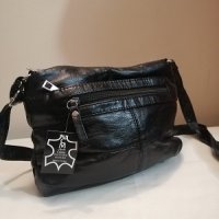 Компактна малка дамска черна кожена чанта, снимка 2 - Чанти - 34253435