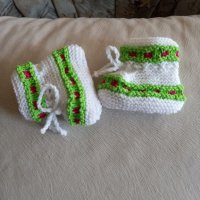 Ръчно плетени бебешки терлички от акрил, снимка 1 - Бебешки чорапи - 41931527