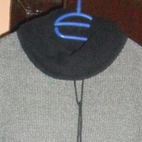 Унисекс пуловер с широка висока яка, GUESS, подходящ за сезона, снимка 2 - Блузи с дълъг ръкав и пуловери - 44488572