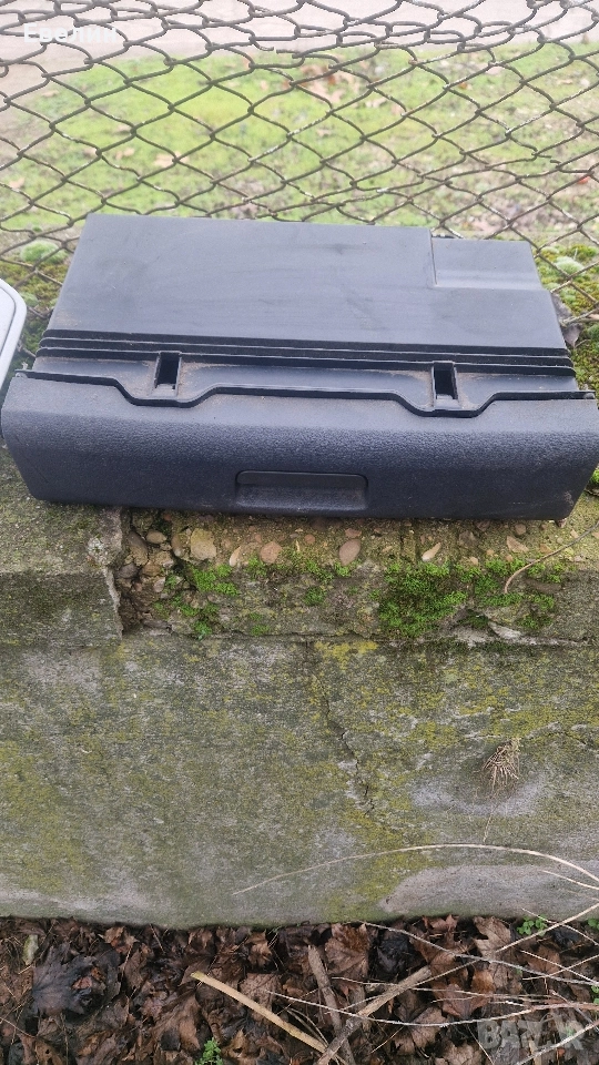 кутията под шофьорската седалка VW Touran 2006, снимка 1