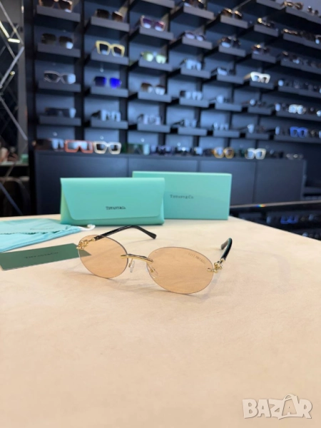 очила с черен обикновен калъф и ув защита, снимка 1