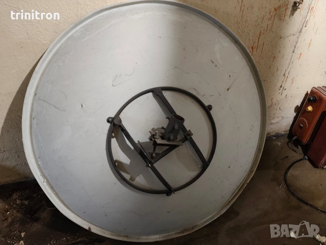 сателитна чиния за сателитна телевизия 