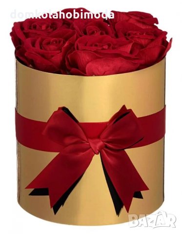 Кутия с 7 изкуствени рози, Червена панделка, 20x20 cm
