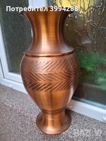 Медна ваза за цветя (декорация)
