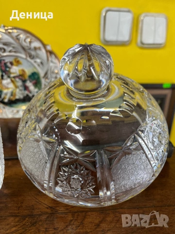 Бохемска кристална бонбониера Страхотна изработка, с много богата гравюра, която почти я покрива , снимка 8 - Аксесоари за кухня - 53117083