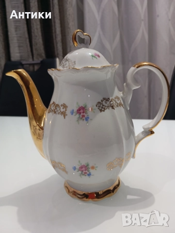 Стар порцеланов чайник маркиран