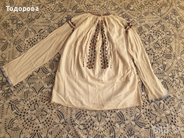 Автентична риза от народна носия.Богато везана
