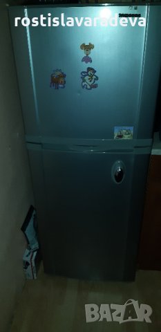 Хладилник с горна камера и диспенсър за вода-марка Самсунг-инокс , снимка 2 - Хладилници - 34828625