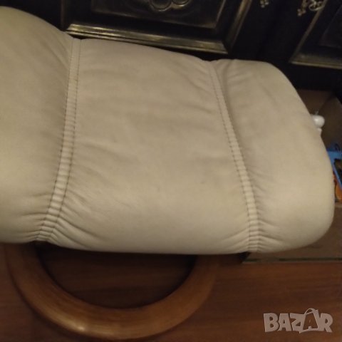 Стол нисък кожа и масив от края на 60  те год намален , снимка 4 - Дивани и мека мебел - 41879117