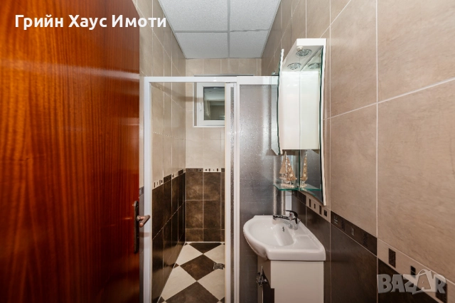 Елегантен, просторен и изключително перспективен имот в сърцето на с. Граф Игнатиево, снимка 15 - Къщи - 52485999