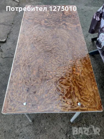 Маса със метална конструкция 