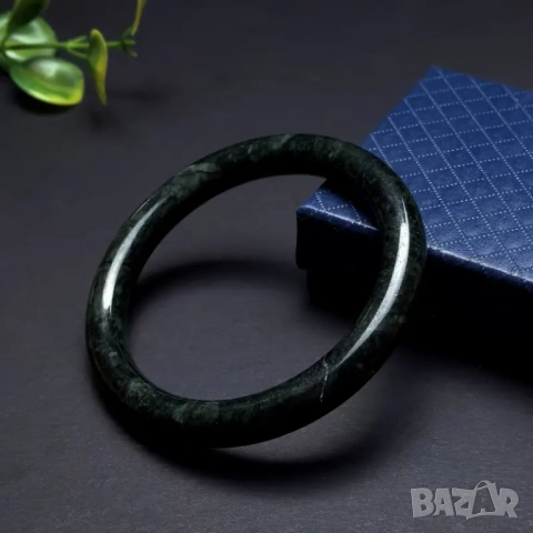 Гривна от естествен тъмнозелен нефрит