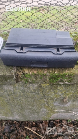 кутията под шофьорската седалка VW Touran 2006