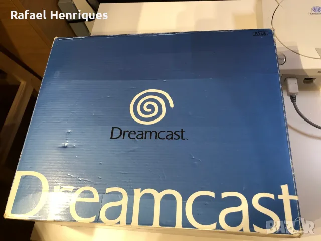 В кутия Sega Dreamcast с оригинален контролер