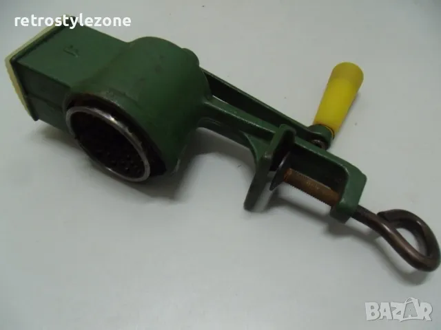 № стара метална / чугунена мелничка за орехи / ядки  - соц.период / Румъния /, снимка 4 - Други ценни предмети - 49817859