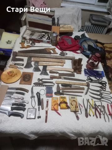 Стари ножове брадви топори инструменти 