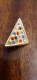 Брошка специална, форма триъгълник за билярдна маса, снимка 1 - Колиета, медальони, синджири - 34136252