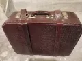 Продавам куфар от естествена кожа , изключително запазен. Размери 55,5 /42,5/ 17см., снимка 1