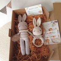 Зайче и дрънкалка ръчна изработка в неутрален цвят, плетени зайчета, играчка за бебе, бежово зайче , снимка 3 - Други - 44602627