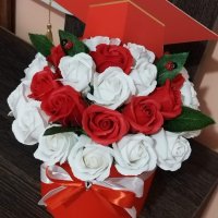 Луксозна кутия с трийсет и една сапунени роза за абитуриенти или абсолвенти , снимка 1 - Подаръци за жени - 40416895