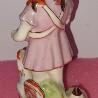 Стара порцеланова фигура-момиче с кокошки, снимка 3 - Антикварни и старинни предмети - 44638503