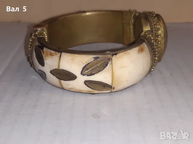 Стара бронзова гривна с кост и полускъпоценен камък, снимка 4 - Антикварни и старинни предмети - 50326536