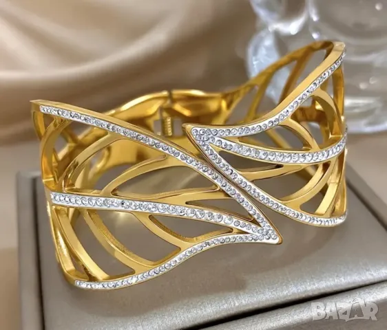 Прекрасна позлатена  14k гривна с кристали тип “ белезник”, снимка 5 - Гривни - 49614335