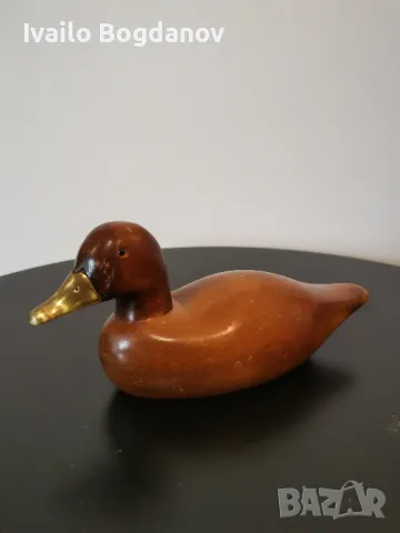 Старо дървено пате с месингова човка.