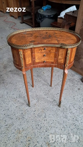 Шкаф с бъбрековидна форма 