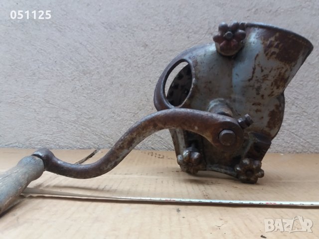 отлично работеща машинка за мелене на царевица 