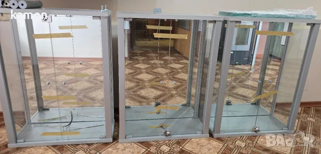3 Стенни стъклени витрини с LED осветление и заключване (80Х60Х25)