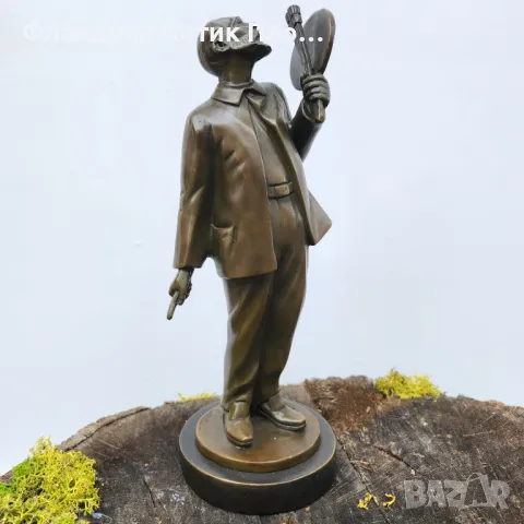 "Гледайки към Звездите" - бронзова статуетка на Ван Гог 