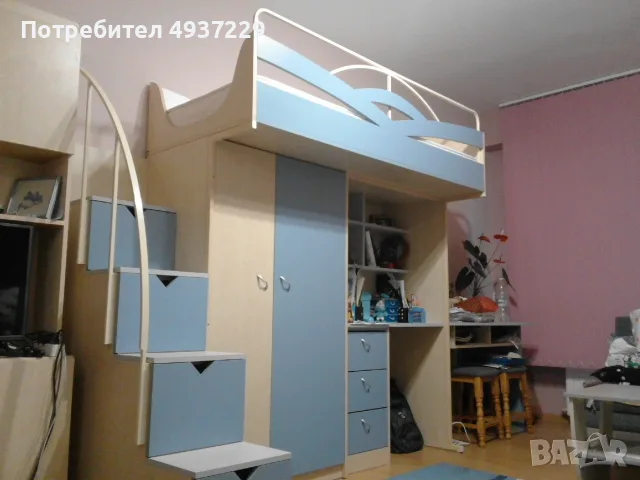 Комбинирано легло с гардероб, бюра и стълби.