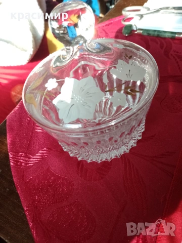 Стъклена захарница
