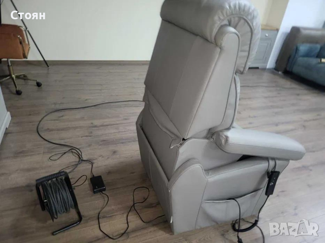 Сив кожен фотьойл за възрастни хора с ел. релакс механизъм La-z-boy, снимка 4 - Дивани и мека мебел - 44605844