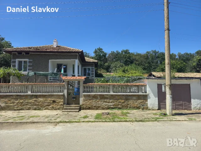 Продава се къща с голям двор 1,5 дка, гараж, стопански постройки и обновени инсталации, снимка 3 - Къщи - 55838496