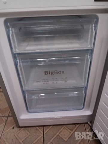 Черен комбиниран хладилник с фризер Бош Bosch с две години гаранция!, снимка 4 - Хладилници - 53776158