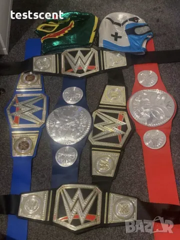 Шампионски пояси WWE World Championship и маски Rey Mysterio Mask на брой belt колан