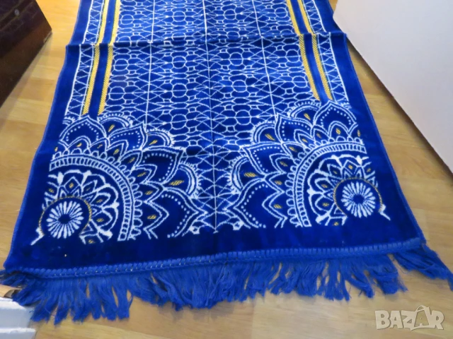 турско молитвено килимче, килимче за молитва за Намаз яркосин фон с красиви златни флорални мотиви, снимка 3 - Антикварни и старинни предмети - 50741257