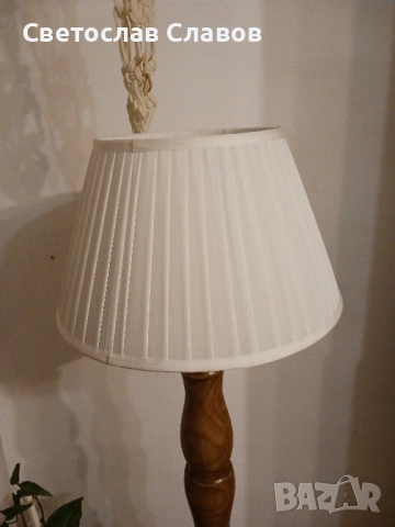 Висок лампион със стойка от стругован дъб  и красива плисирана шапка, снимка 2 - Лампиони - 52269580