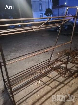 Метален стелаж