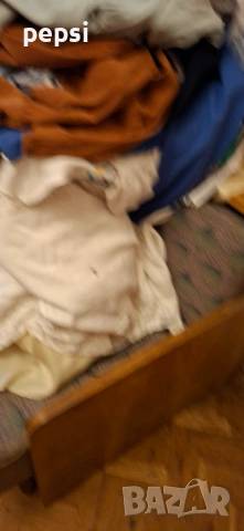 Подарявам голямо количество нови и запазени дрехи, посуда, диван, легло, маса, закачалки чаши чини, снимка 4 - Други стоки за дома - 53248533