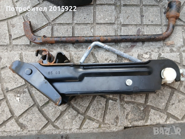 Оригинален крик ключ и кука за Toyota.Aygo.citroen-c1.pegeuot.107. yaris., снимка 4 - Аксесоари и консумативи - 52948425