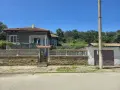 Продава се къща с голям двор 1,5 дка, гараж, стопански постройки и обновени инсталации, снимка 3