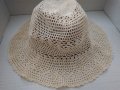 Дамска плетена шапка , снимка 1 - Колекции - 42205060