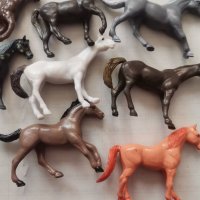8 коне кон кончета и ограда пластмасови фигурки играчки за игра и украса торта, снимка 2 - Фигурки - 41043859