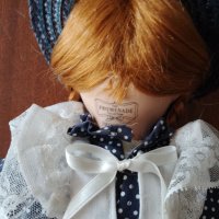 Порцеланова фигура колекционерска кукла с стойка и печат 40 см, снимка 4 - Други ценни предмети - 41642749