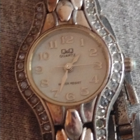 Елегантен стилен дизайн дамски часовникQ/Q QUARTZ WATER RESIST перфектен - 19609, снимка 2 - Дамски - 36251921