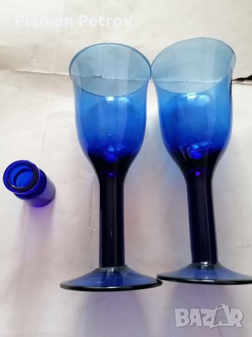 Сини чаши за вино 